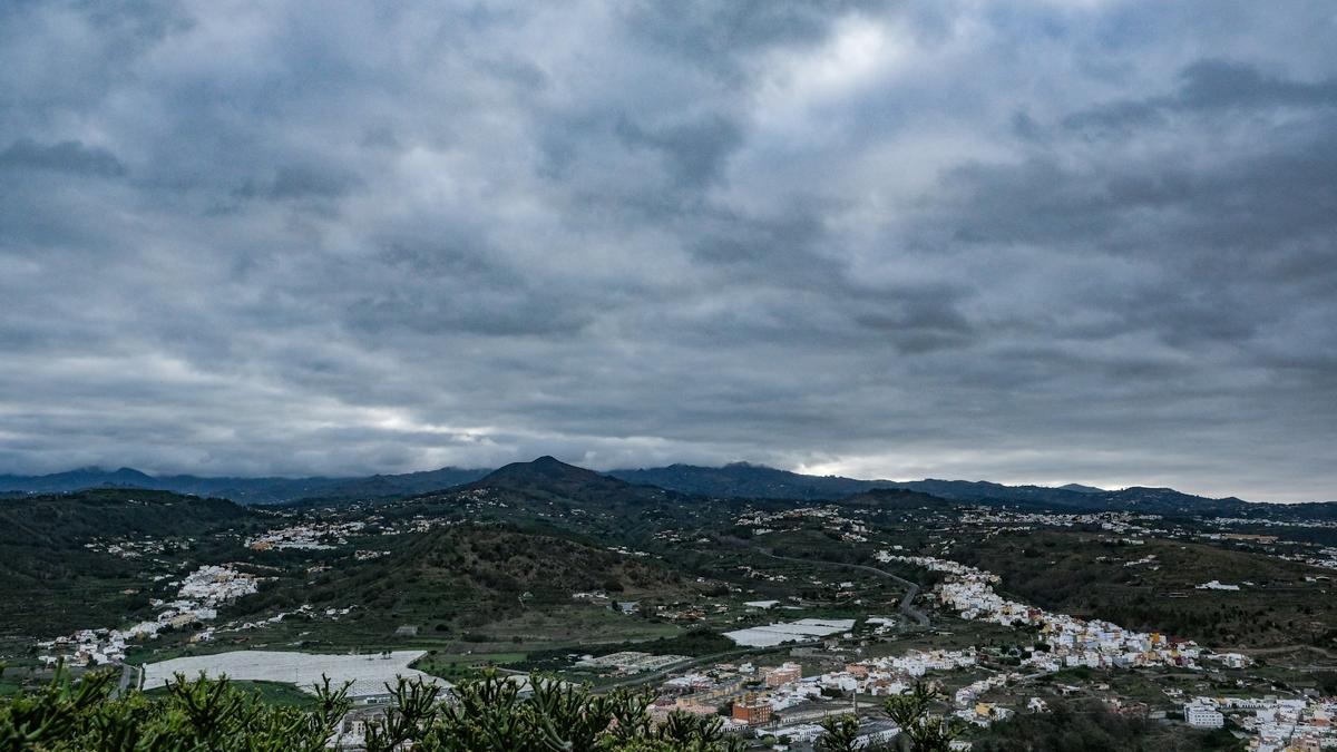 Nubes sobre los municipios de Teror y Valleseco desde la Montaña de Arucas, a mediodía de ayer.