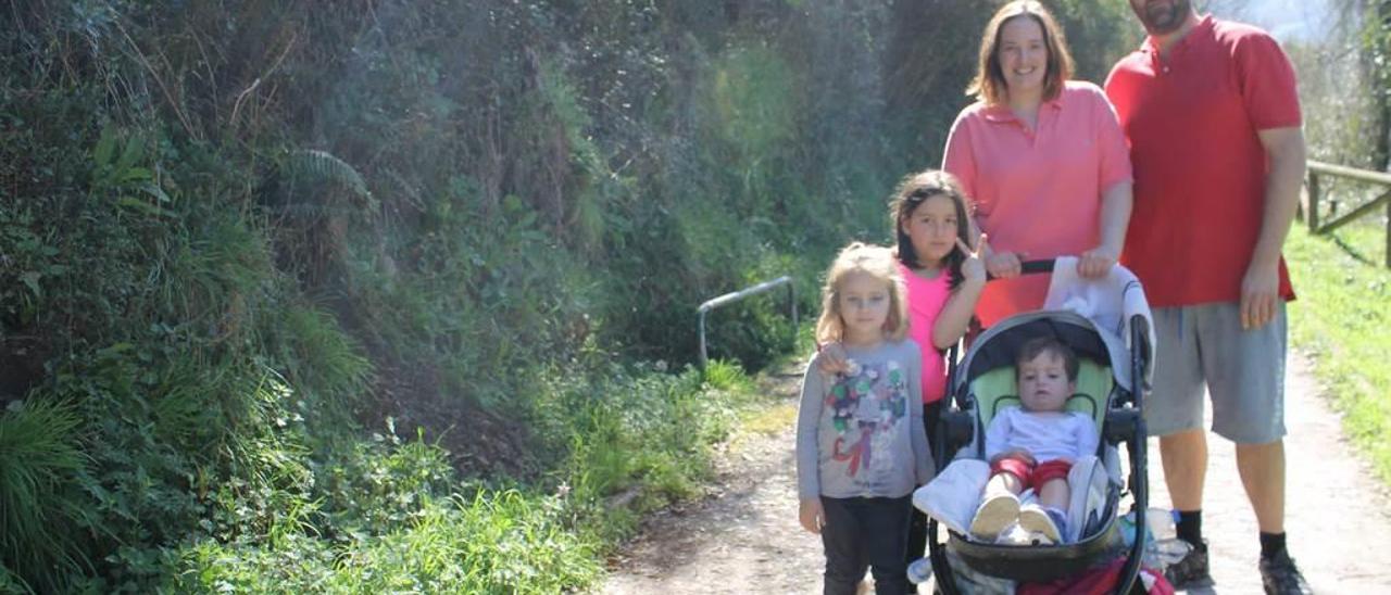 Mónica García y Rubén Bermejo con sus hijos, Rubén y Raquel, y su sobrina Iria García, ayer, en la Senda del Oso.