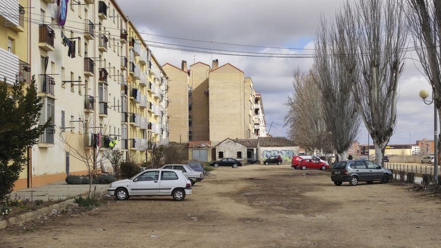 Espacio que será reurbanizado una vez que sean derribadas las construcciones expropiadas (al fondo de la imagen). |