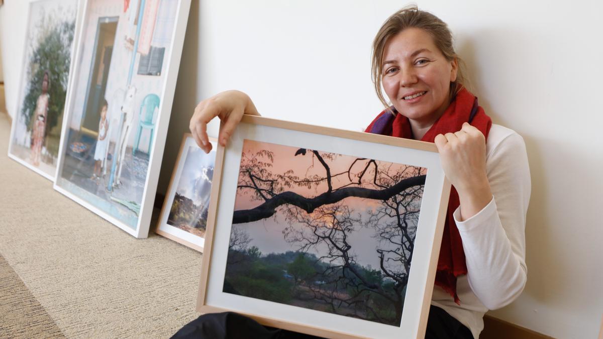 Lebedeva con uno de su paisajes de la India, en el que el cielo es el protagonista