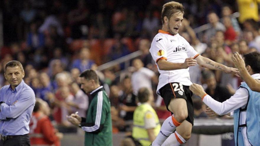 Cartabia celebra su primer gol en Mestalla, en la Liga Europa de 2013 ante el St. Gallen.