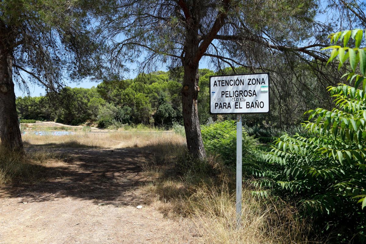 Senyal de zona de "baño peligrosa" en la Presa de Manises, una de las identificadas por la CHJ.