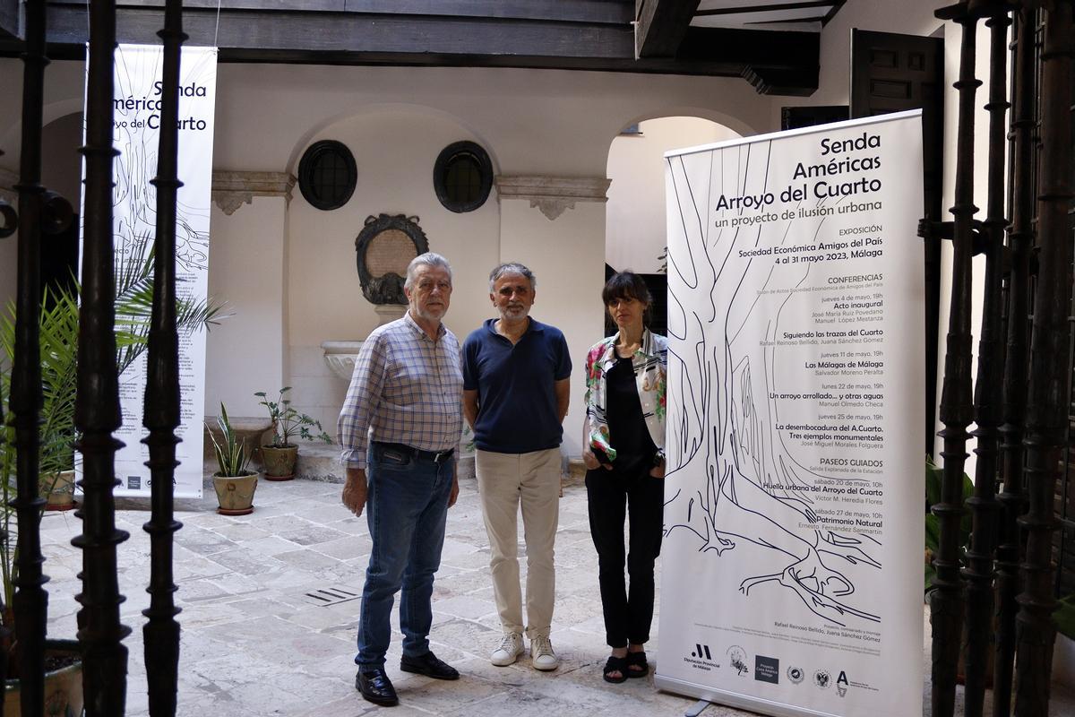 José María Ruiz Povedano (izq.), Rafael Reinoso y Juana Sánchez, en la entrada de la Sociedad Económica de Amigos del País esta semana.