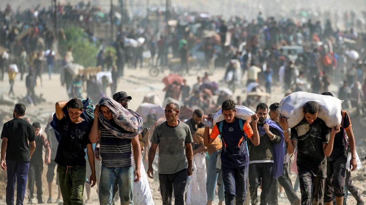 Gazatíes cargan ayuda distribuida por la Fundación Humanitaria de Gaza en Nuseirat, en el centro de Gaza, el pasado 30 de septiembre.