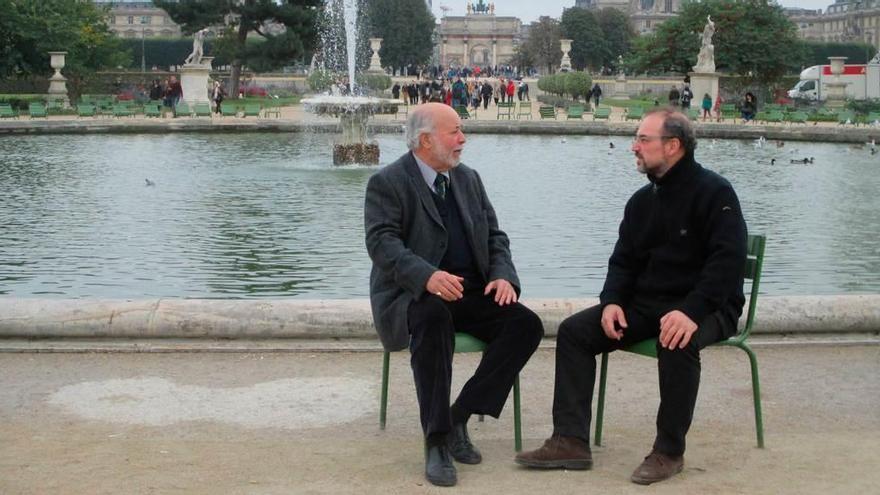 Tapia, a la izquierda, y el autor de la entrevista, en el Jardín de las Tullerías.