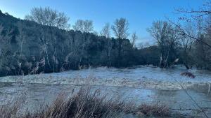El caudal del río Henares alcanza el nivel rojo, pero se mantiene bajo control