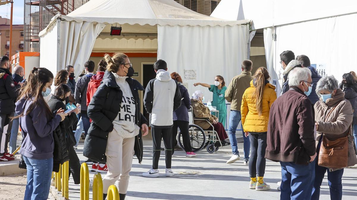 Colas la semana pasada en el Hospital General de Alicante para hacerse una PCR