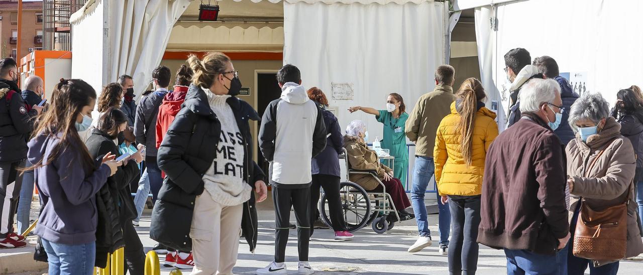 Colas la semana pasada en el Hospital General de Alicante para hacerse una PCR