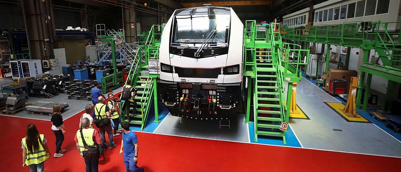 Presentación de la locomotora híbrida Eurodual en la factoría que Stadler tiene en Albuixec.  | LEVANTE-EMV