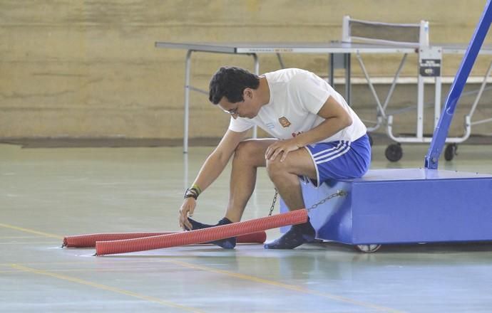 LAS PALMAS DE GRAN CANARIA. Fernando Clavijo participa junto a candidatos de la formación nacionalista y de otras fuerzas políticas en el partido de fútbol sala ?Una goleada al fracaso? organizado por el Club Deportivo Evangélico.  | 16/05/2019 | Fotógrafo: José Pérez Curbelo