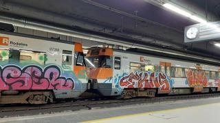 Renfe bromea con una apuesta entre cuñados para alertar sobre los grafitis