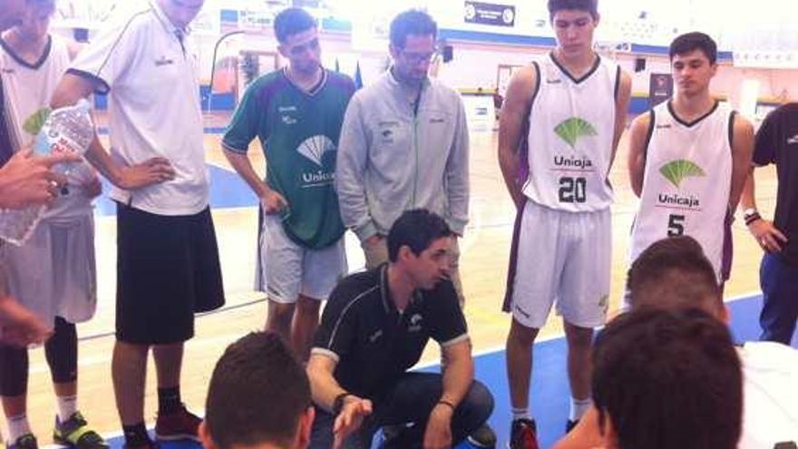 Leandro Ramírez da instrucciones a sus jugadores en el encuentro de ayer contra el Virgen del Carmen de Córdoba.