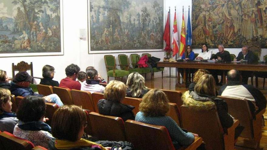 Responsables de la plataforma explican a los ciudadanos el objetivo de la movilización de Valladolid.