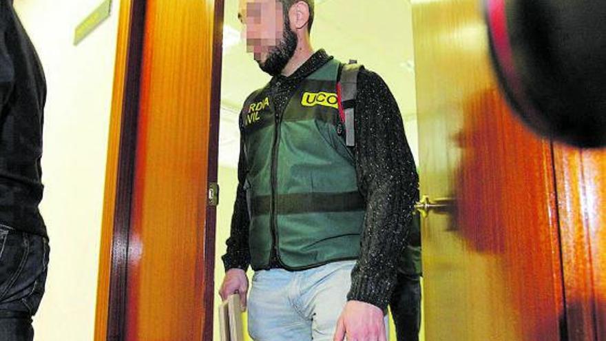 Un agente de la UCO de la Guardia Civil en uno de los registros en la Comunidad Valenciana. | FERNANDO BUSTAMANTE