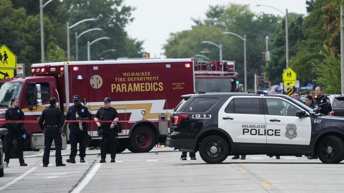 Agentes de policía cerca del lugar donde se ha producido el tiroteo policial, cercano al recinto donde se celebra la Convención Nacional Republicana en Milwaukee.