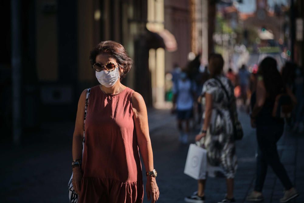 Gente con mascarillas