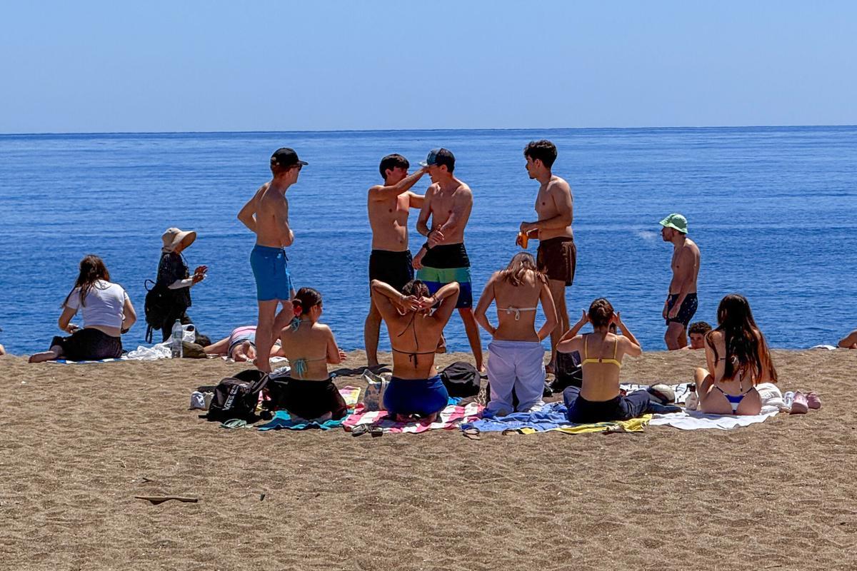 La playa de la Malagueta se llena de gente por el aumento de temperaturas este mes de abril La playa de la Malagueta se llena de gente por el aumento de temperaturas este mes de abril