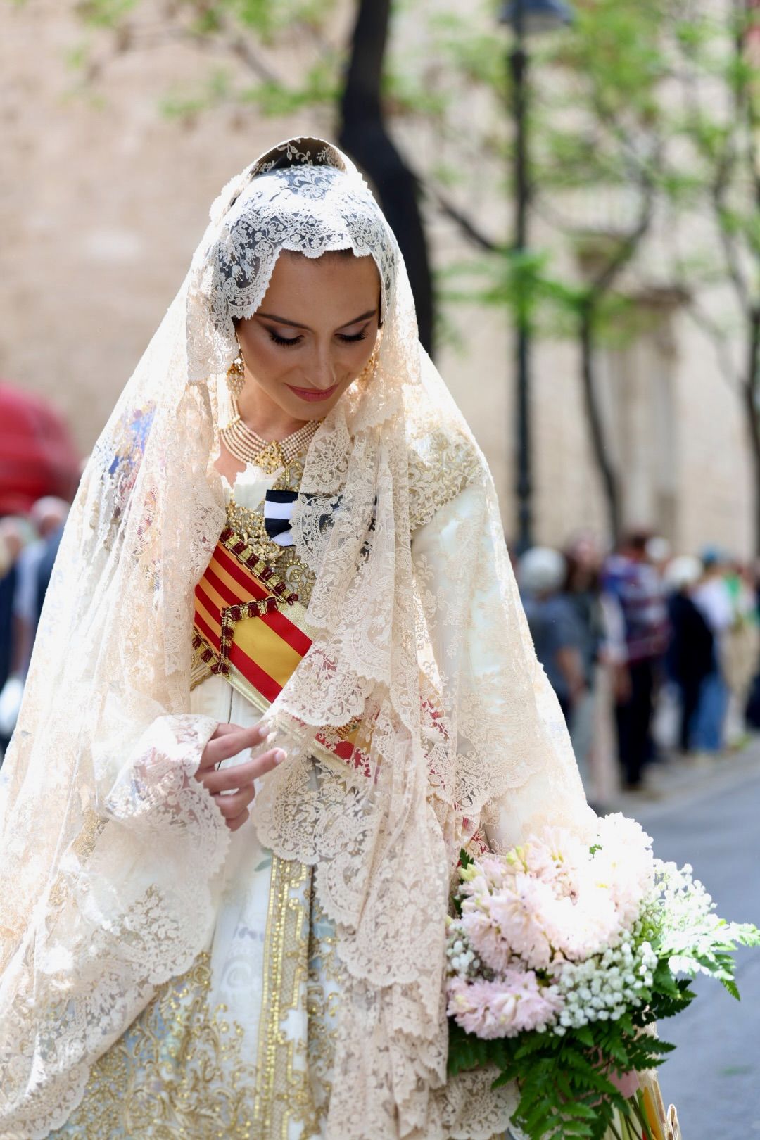 Las falleras ilustres de 2024 y 2023 en la Ofrenda de San Vicente