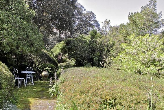 In Ariant blühen die mediterranen Pflanzen um die Wette. In dem von Heidi Gildemeister entworfenen Garten wird vieles den Launen der Natur und dem Zufall überlassen. Aber nicht alles.