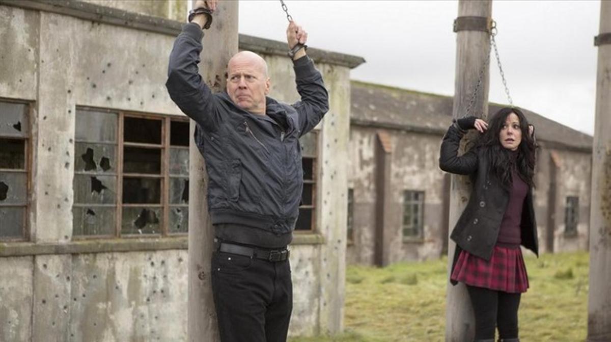 Bruce Willis i Mary Louise Parker, en una escena de la pel·lícula ’Red’. Bruce Willis i Mary Louise Parker, en una escena de la pel·lícula ’Red’.