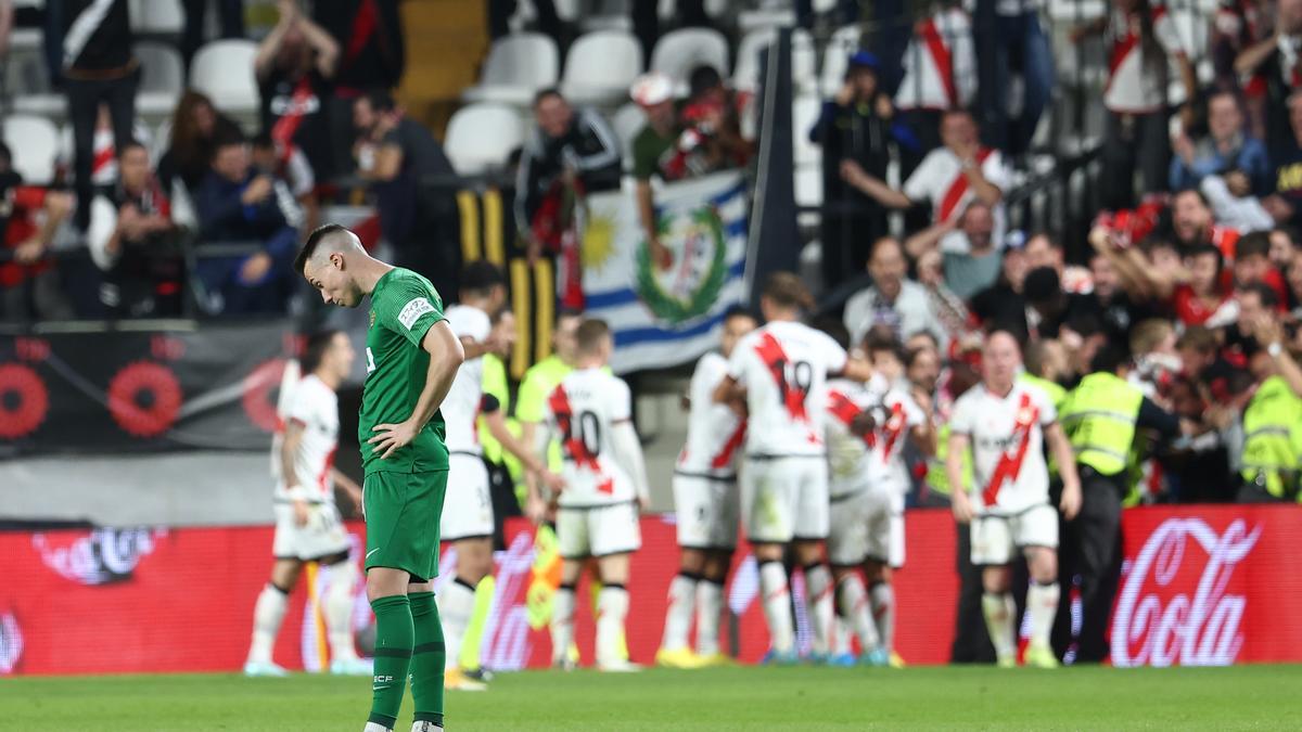 Clerc se lamenta mientras que los jugadores del Rayo celebran el gol de la victoria