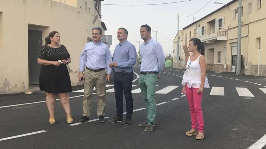 Fernández Lladó visitó el Camino de Carrasco en Marchena con representantes municipales.