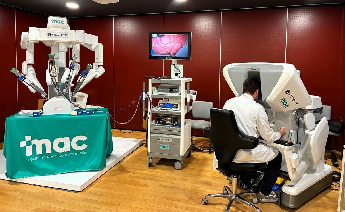 El Hospital Universitario del Vinalopó estudia adquirir un nuevo robot de precisión para realizar intervenciones quirúrgicas más seguras