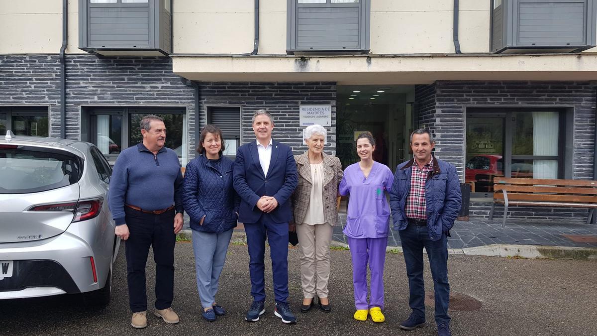 Por la izquierda el teniente de alcalde de Degaña, Luciano Villanueva, la alcaldesa de Ibias, Silvia Méndez, el director general de Servicios Sociales y Mayores, Enrique Nuño, la presidenta de la asociación de mayores &quot;El Carbayal&quot; de Ibias, Aurora Mares, la directora de la residencia Teodulfo Lagunero de Ibias Marta Suárez, y el concejal de Ibias Ángel Luis Villanueva, en San Antolín de Ibias.