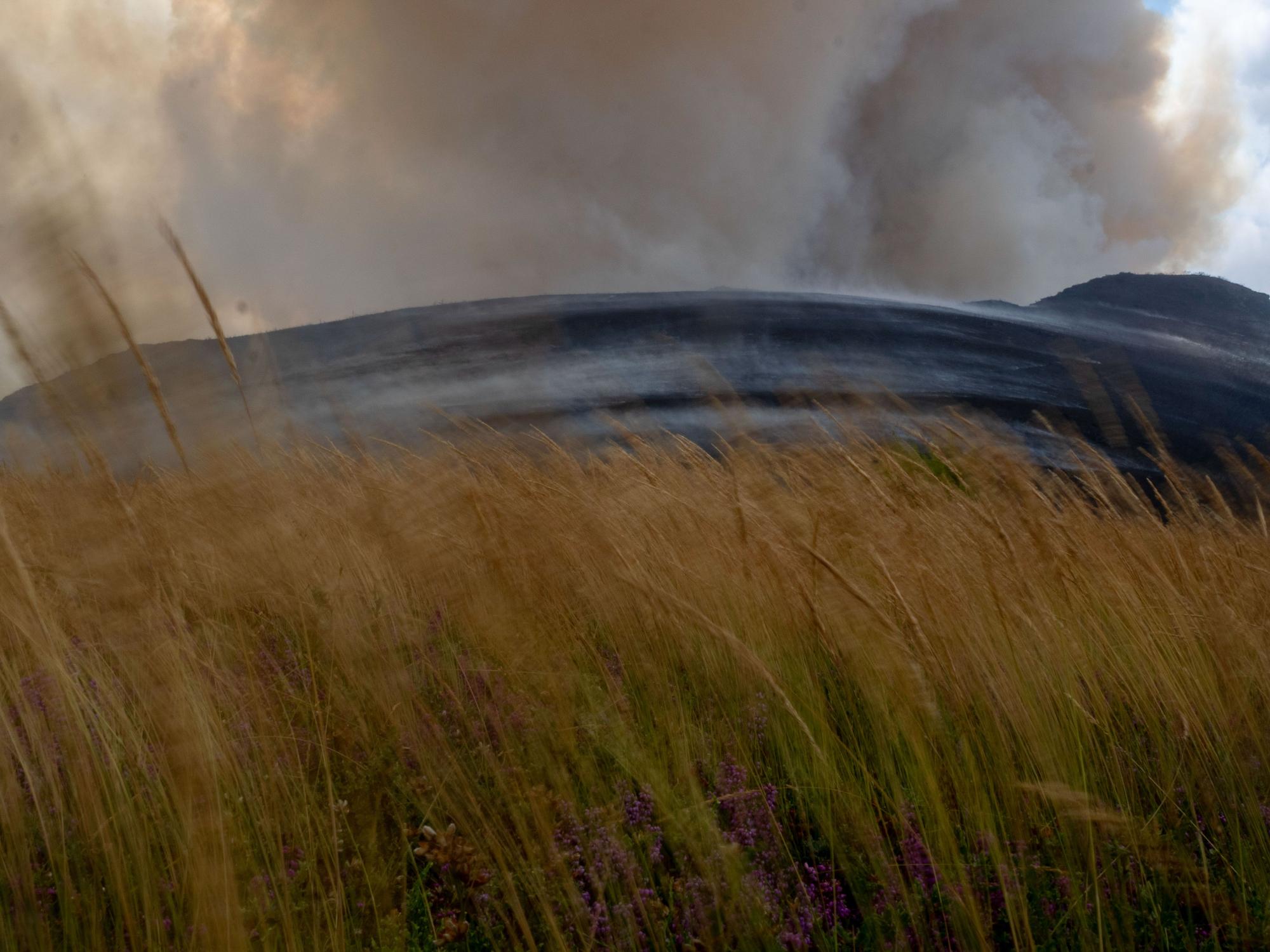 Más de una decena de núcleos desalojados en el incendio de Folgoso do Courel