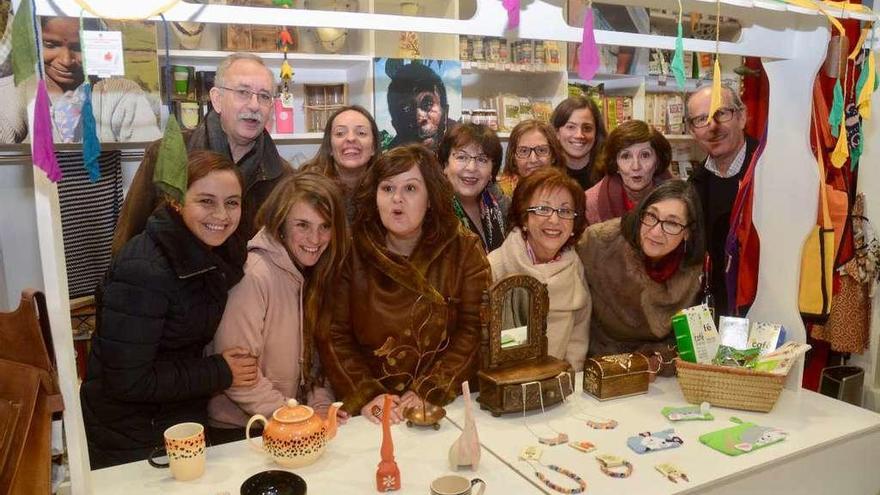 Un grupo de voluntarios de la tienda de comercio justo de Solidaridad Internacional en las Galerías Oliva. // Rafa Vázquez