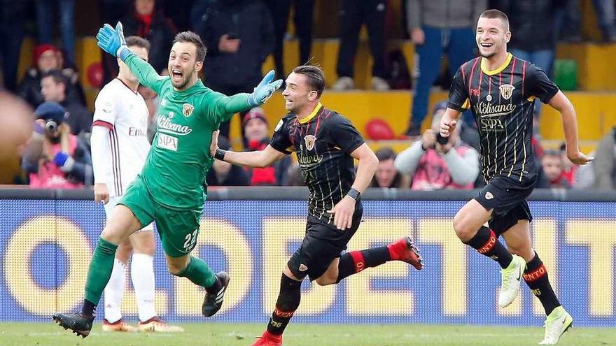 El portero del Benevento, Alberto Brignoli, corre tras marcar el gol del empate. // Efe