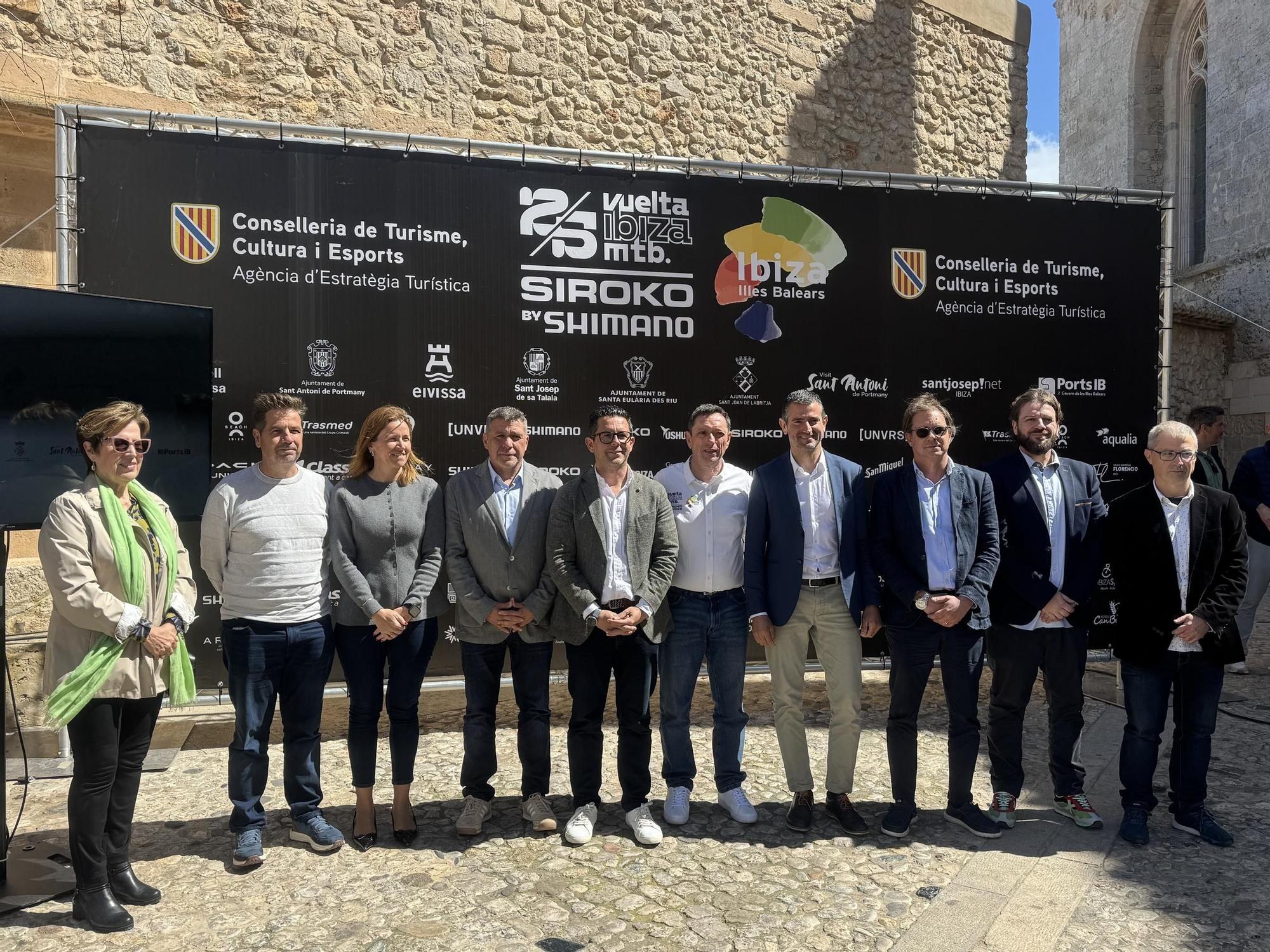 Imagen con los patrocinadores, organizadores y representadores institucionales en la presentación oficial de la Vuelta a Ibiza MTB.