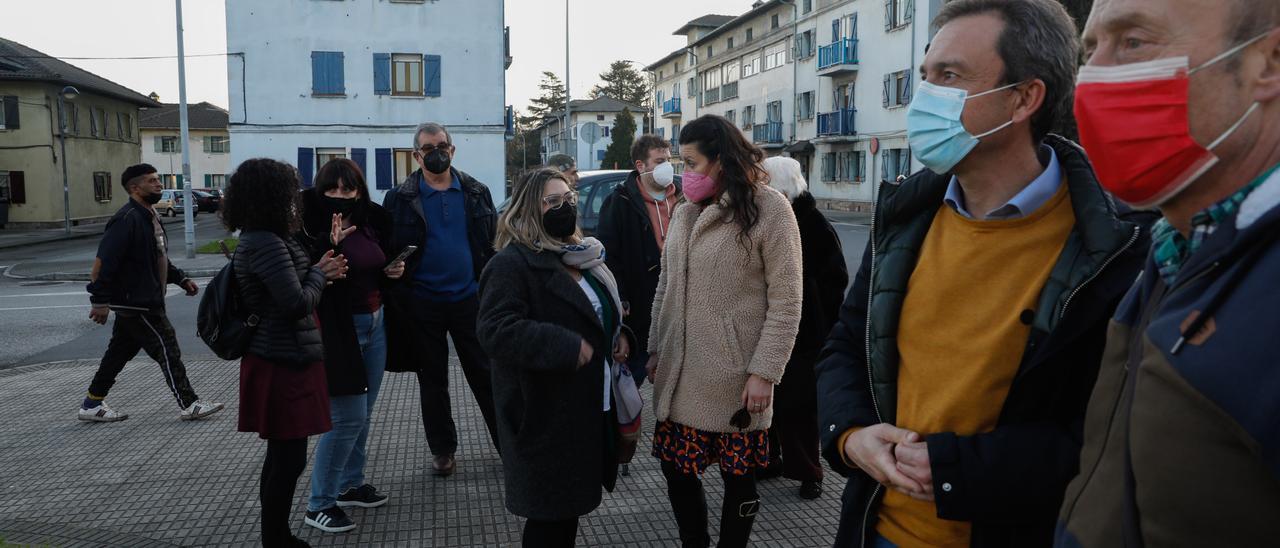 Representantes de Podemos e Izquierda Unida, ayer, en Llaranes.