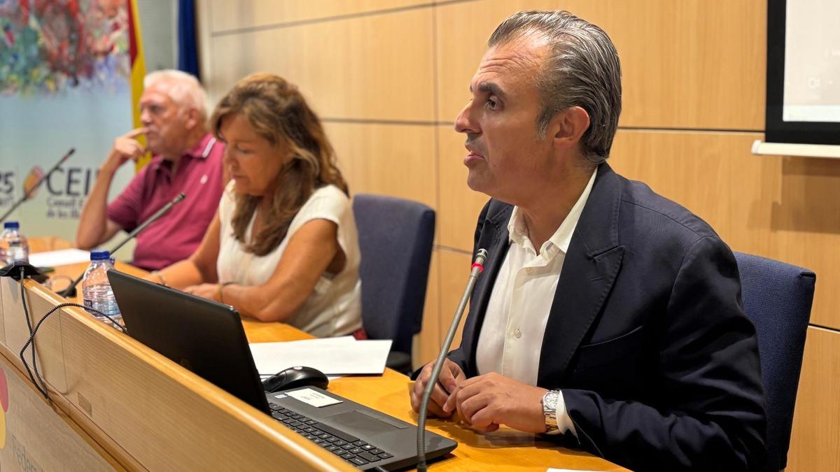 Antoni Vera, junto a la presidenta del Consell Escolar Pepita Costa, el pasado julio, cuando compareció en el pleno