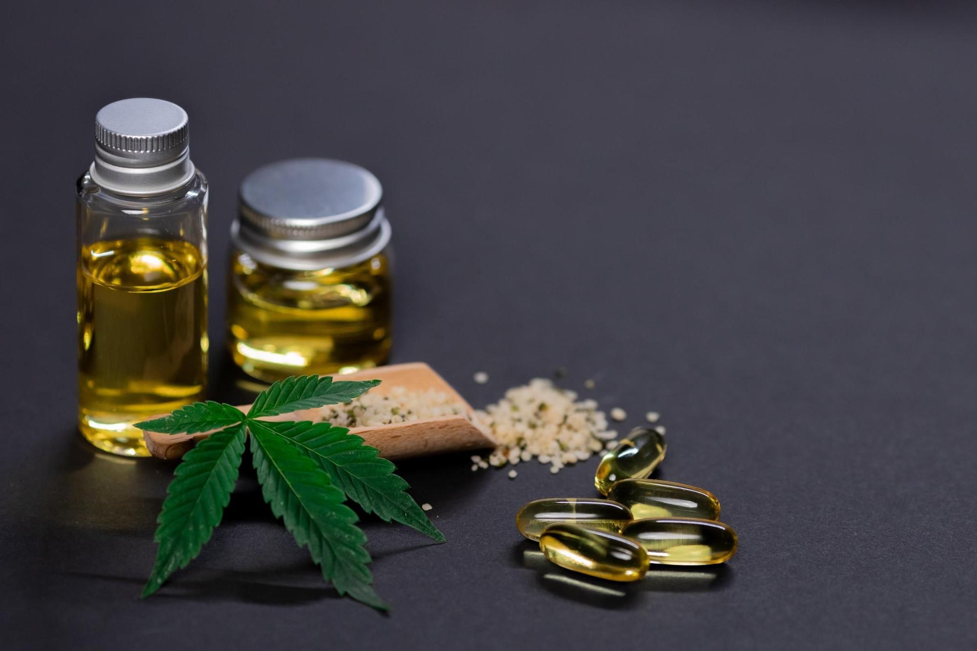 Pastillas y aceites hechos con compuestos del cannabis.
