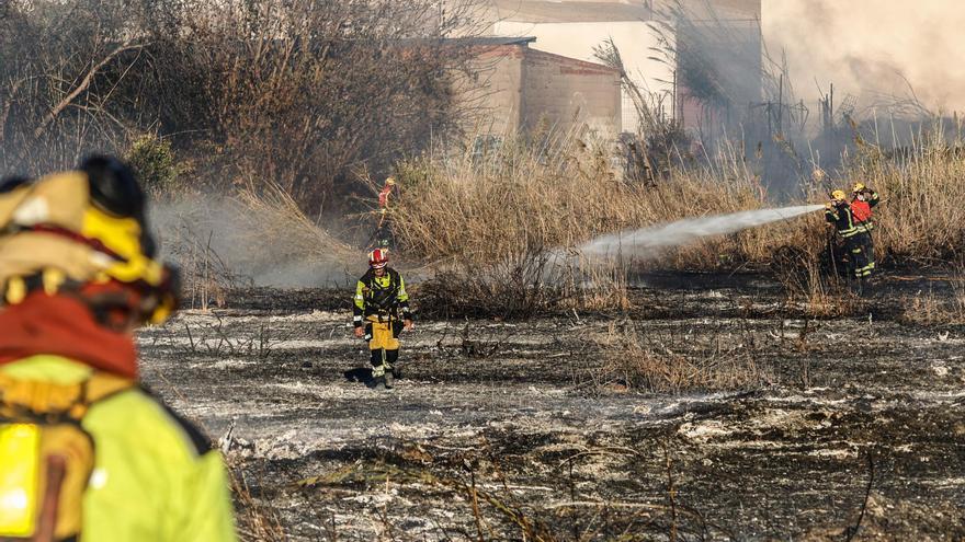 Así fue el dispositivo desplegado por tierra y aire para apagar un incendio en las afueras de Orihuela.