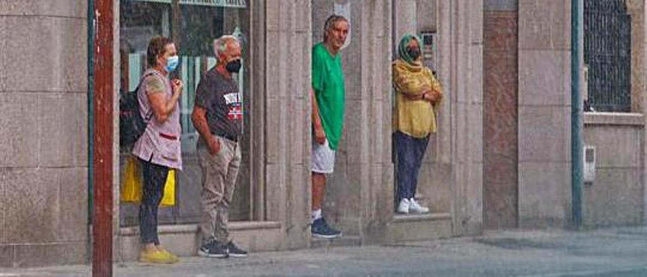 Ciudadanos esperando a que deje de llover.