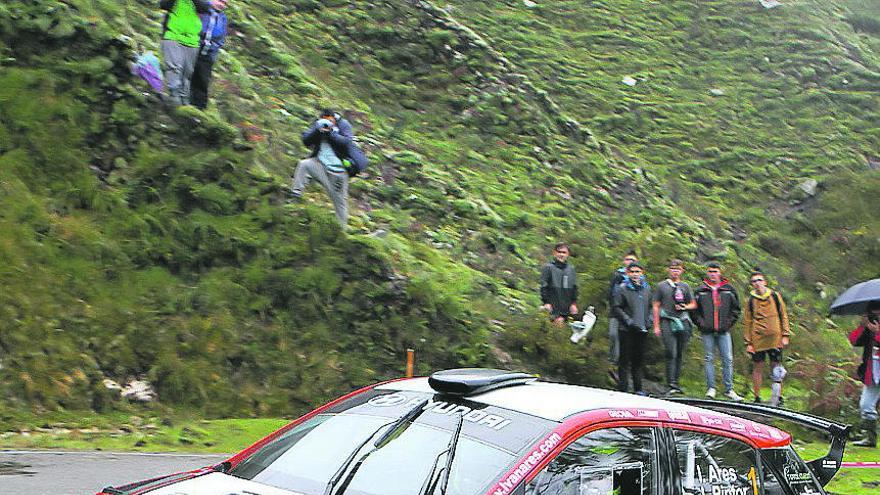 Iván Ares, durante un rallye en Llanes. // J.B. Pino