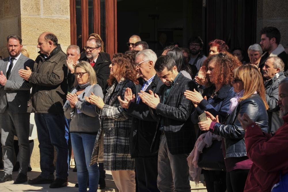 El Concello y el instituto de Valga acogieron sendas concentraciones en repulsa por el asesinato de María José Aboy