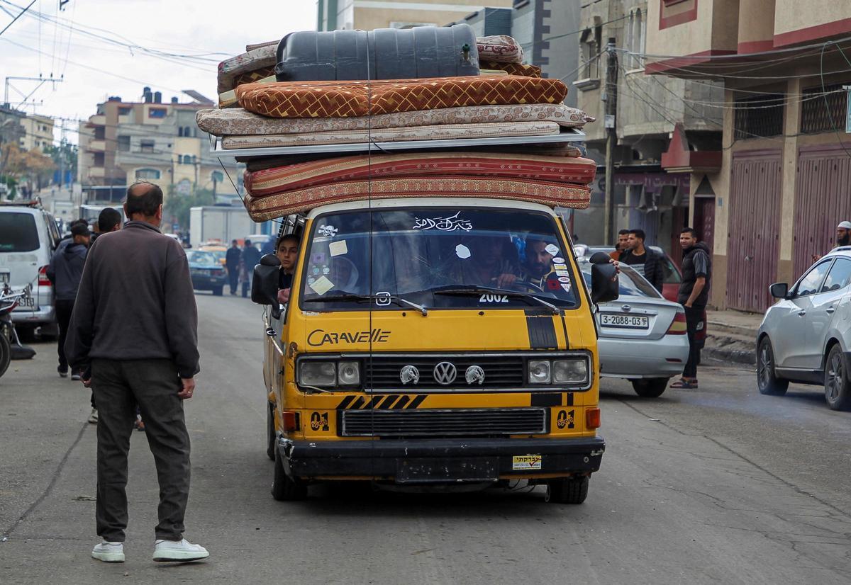 Ciudadanos palestinos abandonan Rafah ante el anuncio israelí de una posible invasión