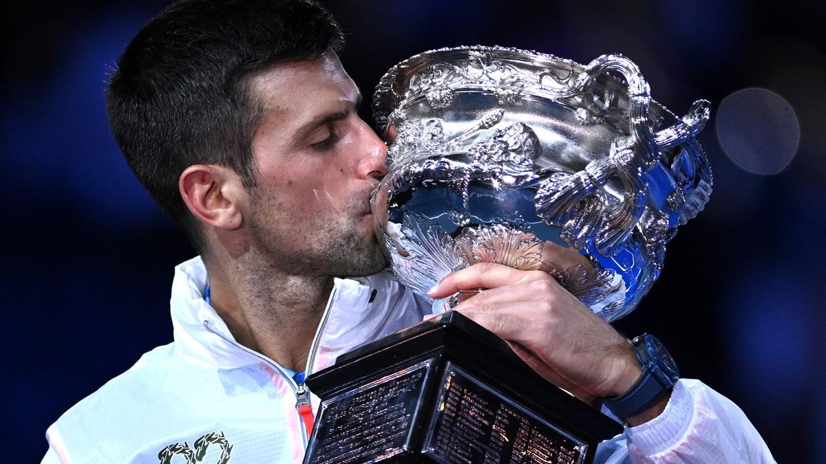 Novak Djokovic besa el trofeo que le acredita como vencedor del Abierto de Australia.