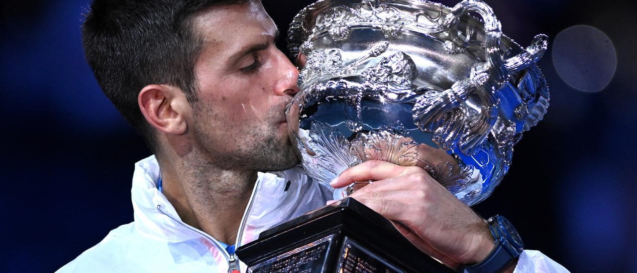 Novak Djokovic besa el trofeo que le acredita como vencedor del Abierto de Australia.
