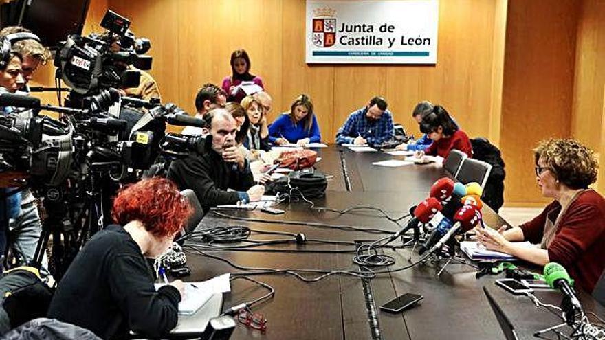 Periodistas atienden a la rueda de prensa que ofreció ayer la directora de Salud Púbica Carmen Pacheco.