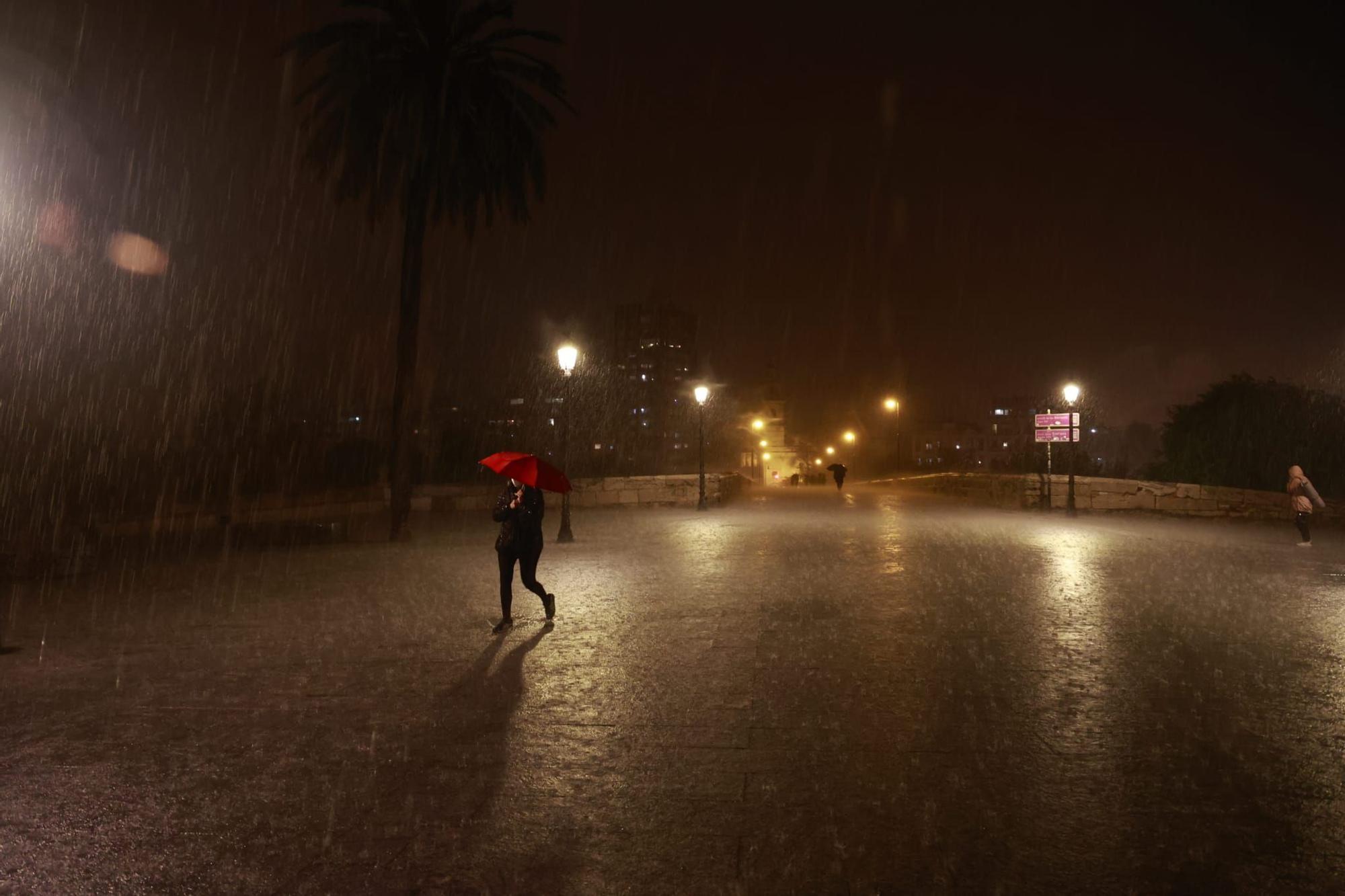 Las lluvias torrenciales descargan con fuerza en Valencia