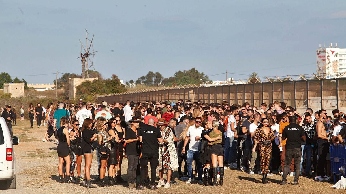Imagen de archivo de gente haciendo cola para la primera fiesta ‘Circo Loco’ del pasado día 11.