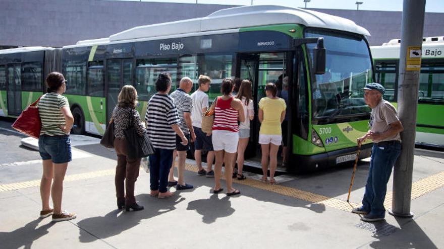 Imagen de una guagua de Titsa en la parada