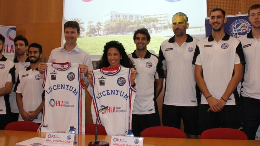 Antonio Gallego, presidente, y Concha Giner, directora médica, junto a la plantilla