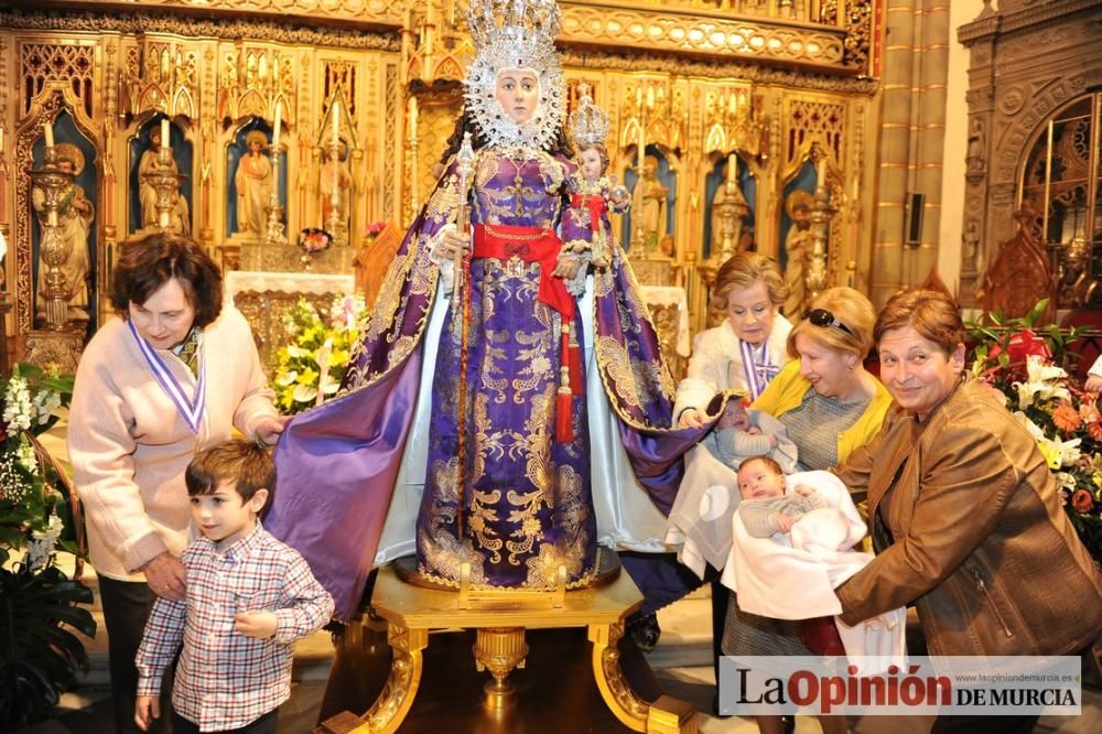 Bajo el manto de la Virgen