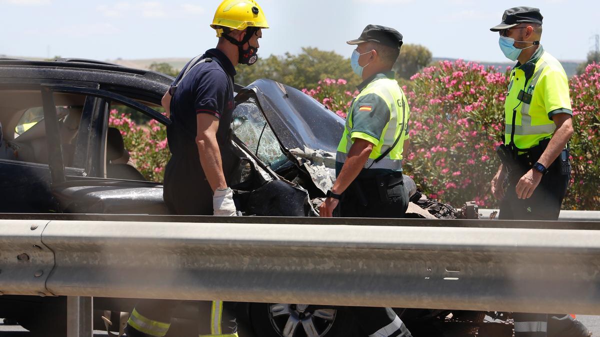 La Guardia Civil trabaja en uno de los accidentes ocurridos en Córdoba este año.