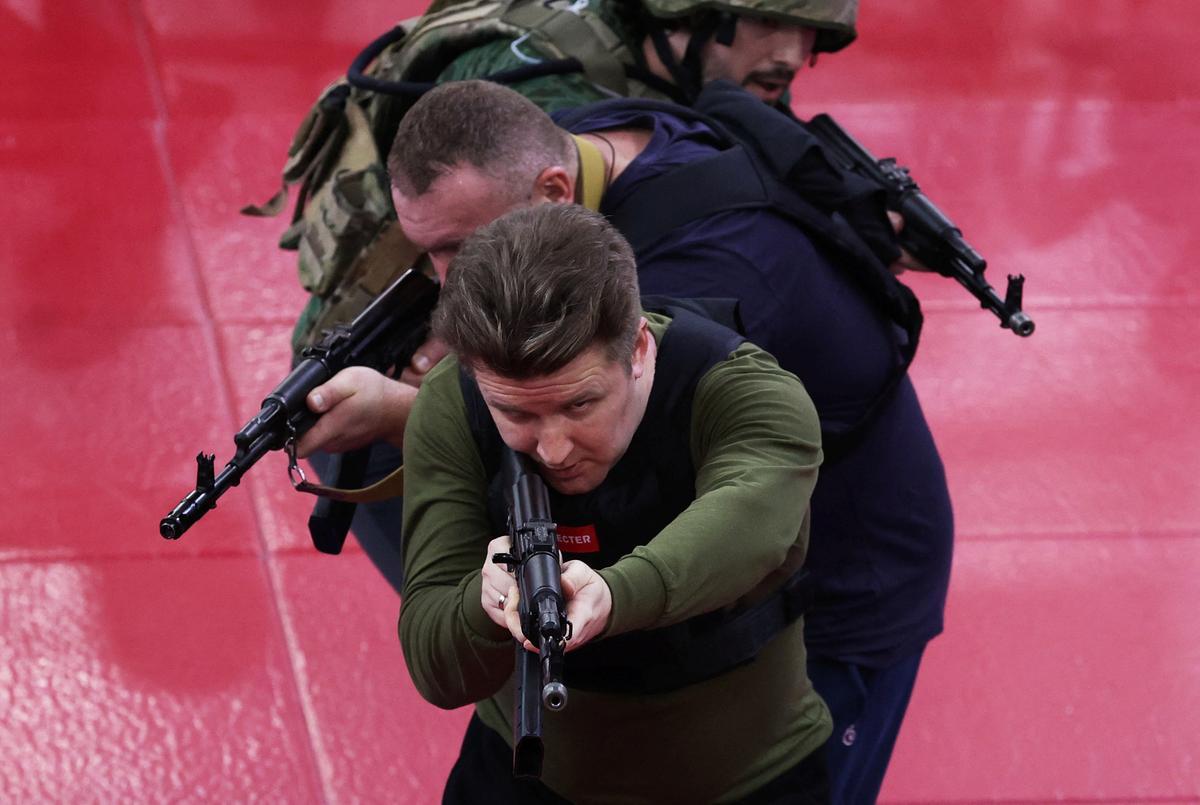 Ciudadanos de Moscú participan en un entrenamiento militar en el club militar-patriótico Yaropolk en Krasnogorsk